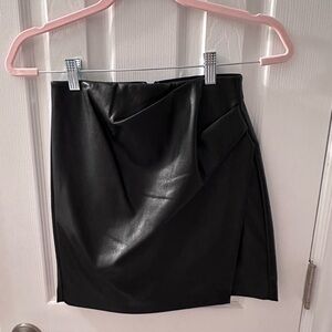 Aritzia Leather Skirt in black, size 00, new